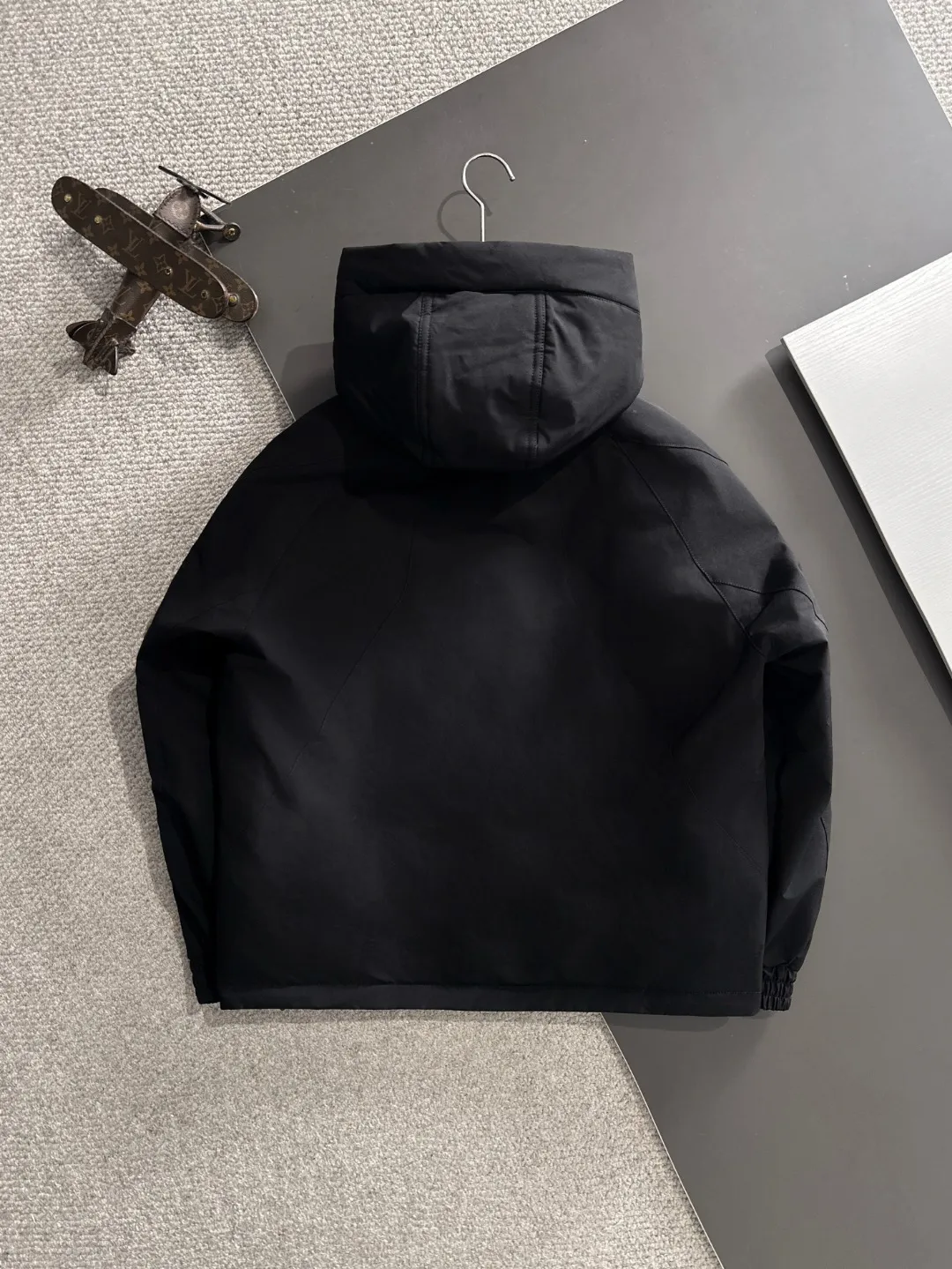 Two-day delivery time P960 Big Goose 🔥🔥 High-end customization 2025 winter official website's latest popular down jacket. Original custom-made hardware accessories for customers, all imported and original customization. Welcome to compare at the counter. Absolutely high quality. Use top-grade 90 white goose down. Super soft. Filled with fluffy and full feathers. Super heavy work. Fabric workmanship is excellent. The version is super perfect. Note⚠The fabric is super comfortable. Exclusive model. High-end quality. A must-have warm and protective artifact in winter. Size: M-3XL